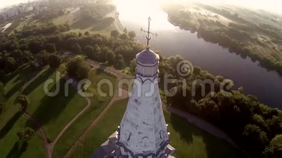 Drone在日落时分在河边拍摄了一座东正教教堂视频的预览图