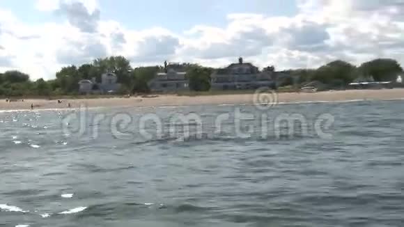 远观海滩上的房子视频的预览图