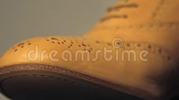 棕色皮革靴子视频的预览图