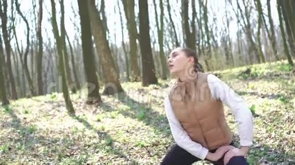 漂亮的女孩在树林里做运动4k视频的预览图