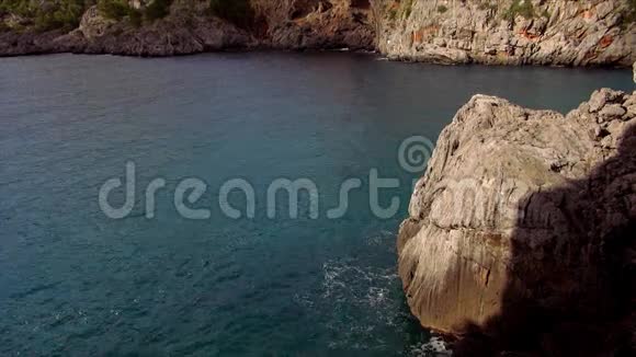 平静的海水和岩石海岸视频的预览图
