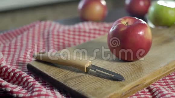 加工鲜苹果的切皮准备减肥食品切皮苹果视频的预览图