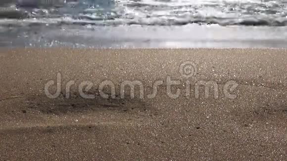 波浪和海滩沙近距离视频的预览图