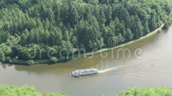 查看萨尔河环路旁边的梅特拉克在萨尔德国游船在河上行驶视频的预览图