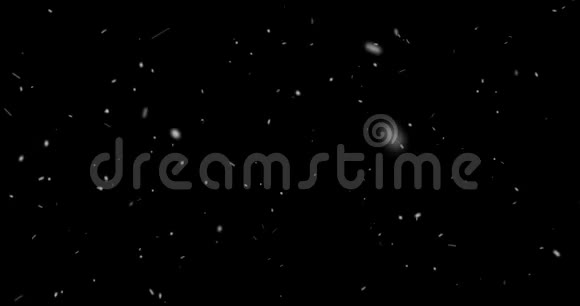 圣诞节真正的雪花从顶部飘落冬季的圣诞节星星在黑色上无缝地环绕视频的预览图