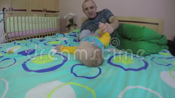 父亲帮助他的宝贝女儿在家里翻床4K视频的预览图