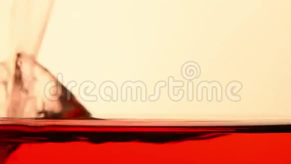 红红茶倒在玻璃茶壶里靠近视频的预览图