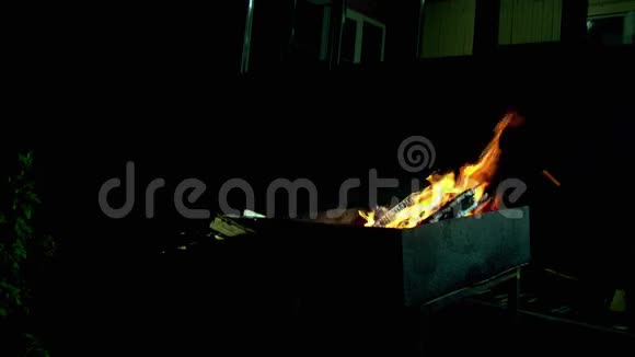 小屋花园的烧烤壁炉视频的预览图