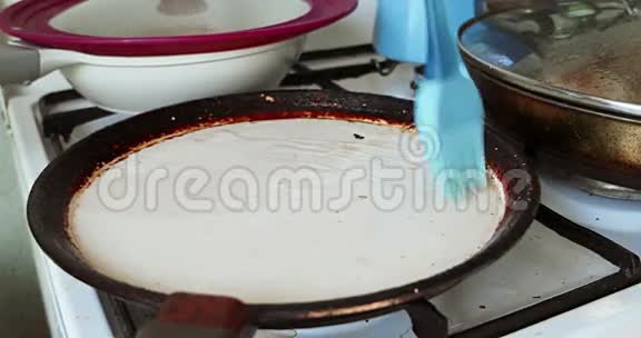 准备浅锅用有机硅刷油炸薄煎饼视频的预览图