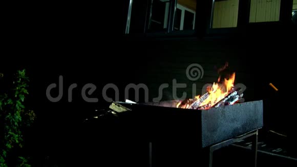 小屋花园的舒适的壁炉视频的预览图