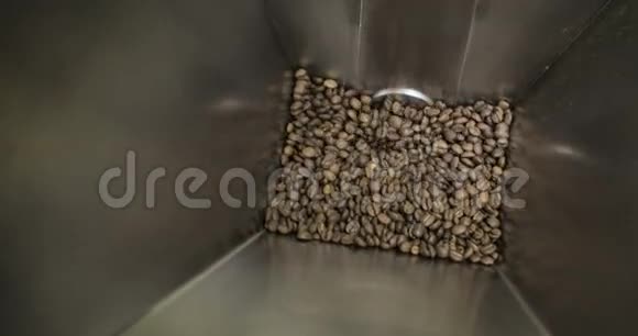 咖啡豆正在工厂车间里脱落视频的预览图