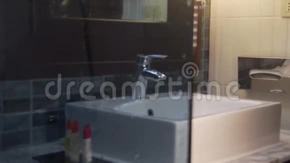 现代化浴室和洗脸盆的室内景观视频的预览图
