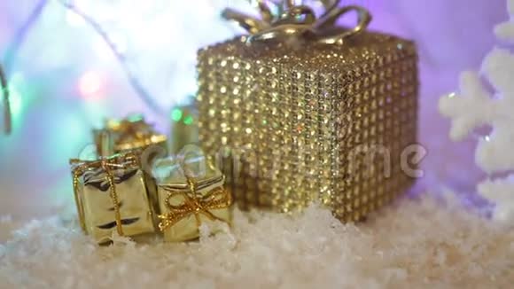 雪中带礼物的镀金盒子圣诞节背景视频的预览图