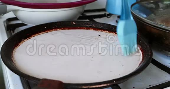 准备一个浅锅用硅胶刷在黄油中煎薄饼视频的预览图