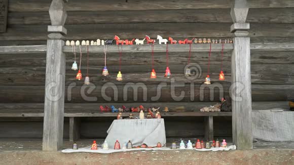 传统节日色彩鲜艳的俄罗斯木制玩具视频的预览图