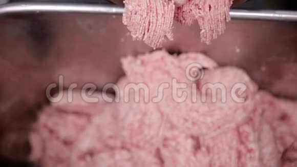肉糜生产用于猪肉或牛肉的工业肉切碎机工作制作肉糜视频的预览图