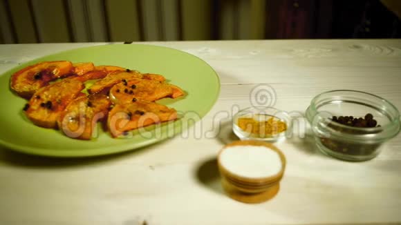烤熟的南瓜片放在盘子里有机南瓜菜视频的预览图
