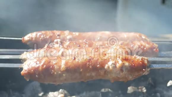 肥美可口的香肠烧起来脂肪滴进火里很多煤烟视频的预览图