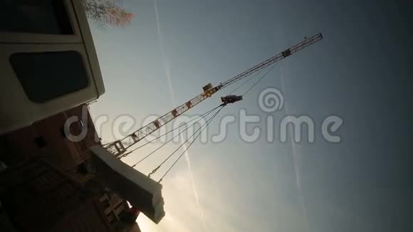 用金属吊索用起重机吊装混凝土板视频的预览图