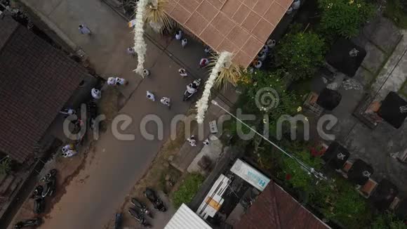 4大型庆典期间巴厘岛房屋的K航空飞行视频在乌布村举行的巴厘岛仪式巴厘岛屋顶视频的预览图