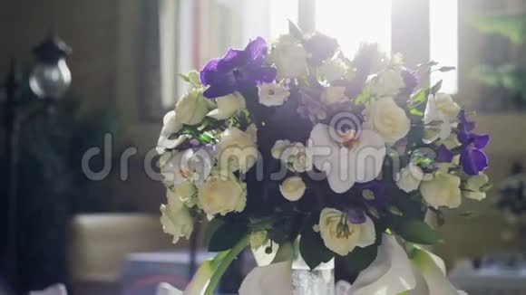 优雅时尚的婚礼接待桌配眼镜和花瓶特写视频的预览图