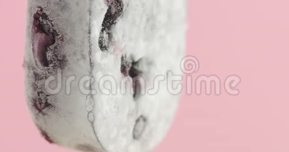 黑莓冷冻果汁棒中的冰糕视频的预览图