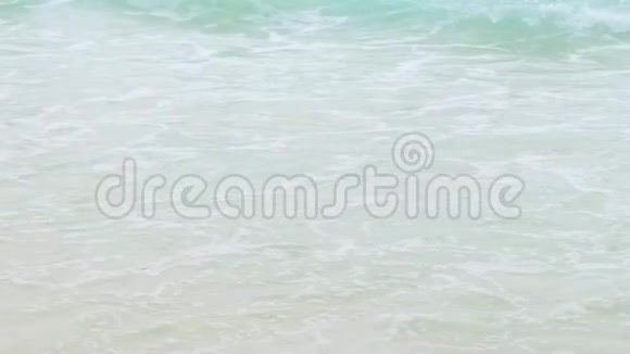 塞舌尔海滩上的海波或印度洋海浪视频的预览图