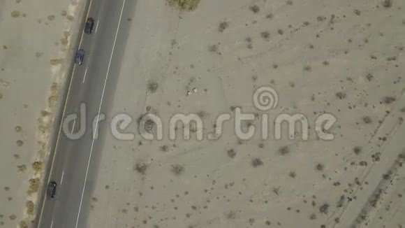 汽车在沙漠公路上行驶的录像视频的预览图