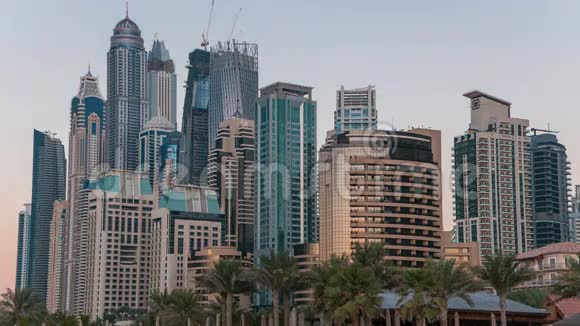 迪拜朱美拉海滩住宅的现代摩天大楼日到夜的景色视频的预览图