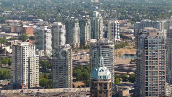 城市景观与主要道路附近的公寓建筑视频的预览图
