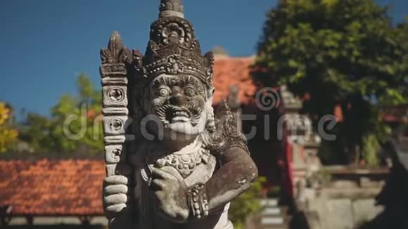 巴厘岛人在巴厘岛大门和喷泉前的石像视频的预览图