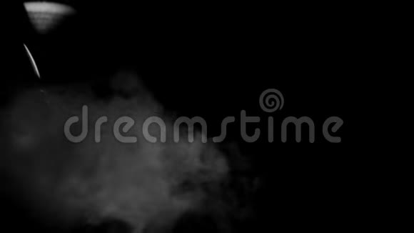 慢慢的出现了黑白的烟雾视频的预览图