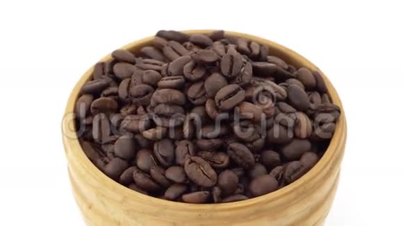 有咖啡豆的木碗视频的预览图