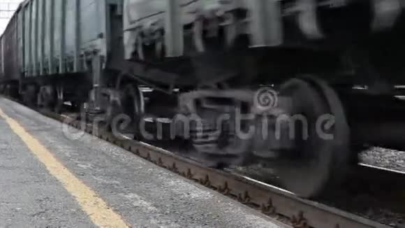 火车在铁路轨道上行驶关闭视频的预览图