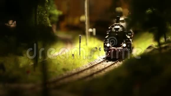 蒸汽机车与汽车玩具进入儿童世界视频的预览图