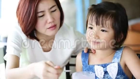 亚洲孩子在放松的时候和我妈妈一起吃冰奶油视频的预览图