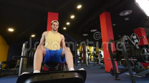 人在健身房训练脚视频的预览图
