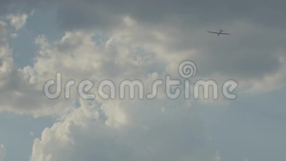 滑翔机在空中漂浮在云层中随风飘动视频的预览图