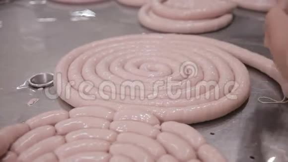 在自动化肉类加工设备上制作香肠肉类美味的工人视频的预览图