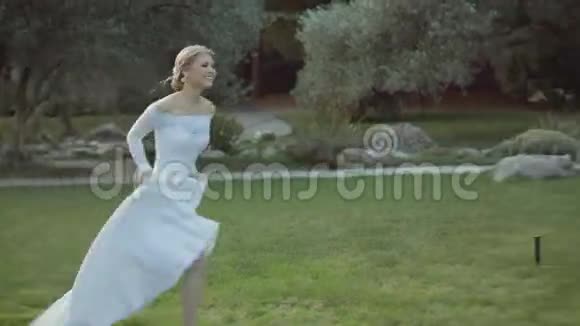 奇妙的新娘跑向新郎他在旋转视频的预览图