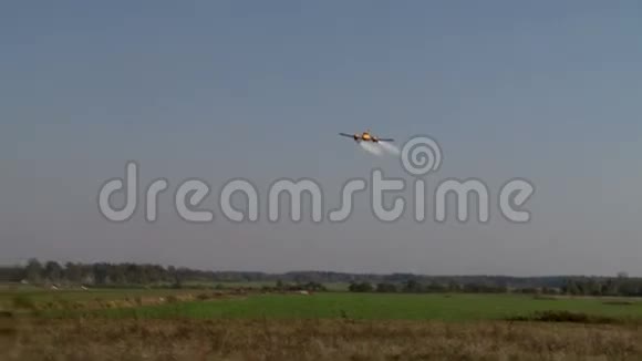 双引擎飞机快速飞越机场视频的预览图