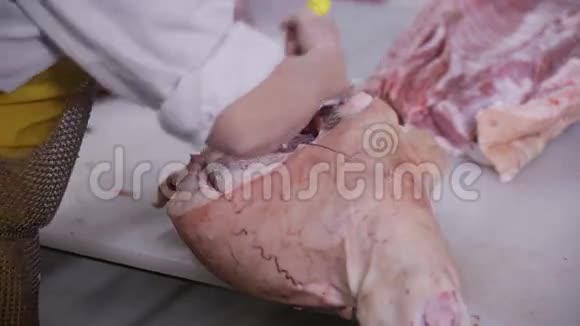 肉厂切肉工人屠夫肉厂新鲜生猪排视频的预览图