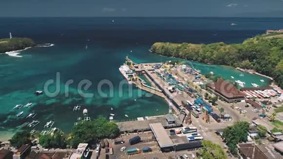 在海港港口码头上空的空中飞行视频的预览图