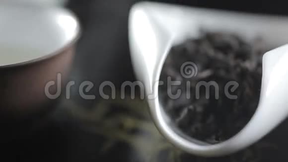 近距离拍摄芳香高级红茶叶堆在白勺上视频的预览图