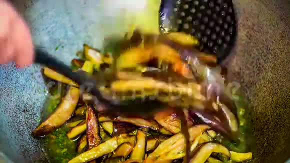 燕麦中混合油炸茄子视频的预览图