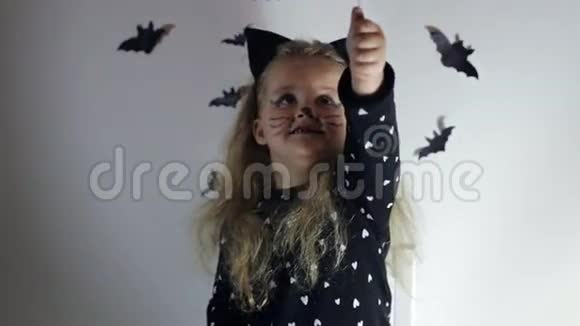穿着猫万圣节服装的女孩视频的预览图