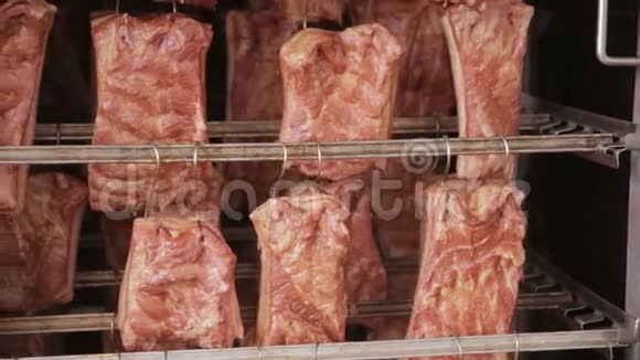 在一家肉类加工工业工厂的一个仓库里熏制的烤牛肉排骨视频的预览图