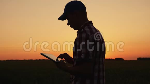 日落时分一个男农正在地里干活视频的预览图