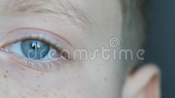 一对金发少年的蓝眼睛脸上长着红雀斑长长的白睫毛闭上视线视频的预览图