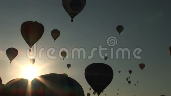 太阳的光芒和气球进入天空的轮廓视频的预览图